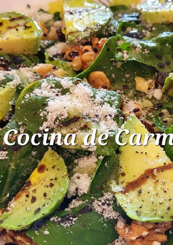 Una foto de Ensalada de espinacas, aguacate y frutos secos