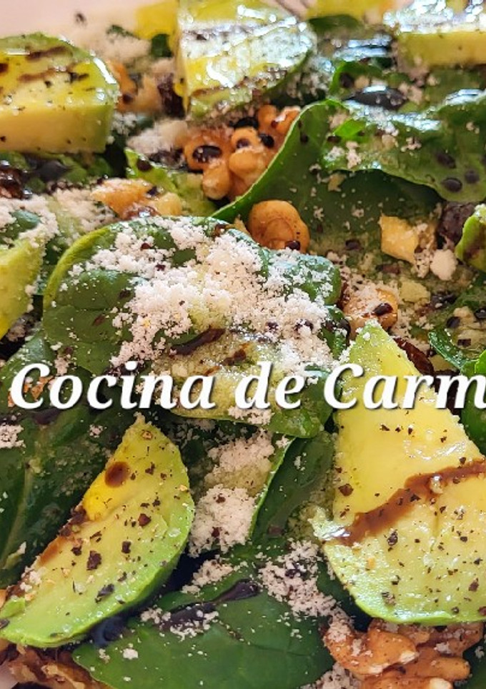Una foto de Ensalada de espinacas, aguacate y frutos secos