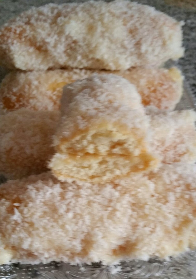 Una foto de Bizcochitos de coco y crema pastelera