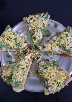 પીઝા પૂરી ચાટ (Pizza Poori Chaat Recipe In Gujarati) રેસીપી મુખ્ય ફોટો