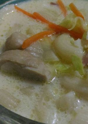 A picture of Creamy Chicken Macaroni Soup.