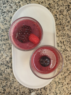 Una foto de Flan de arándanos y moras con agar agar🍨