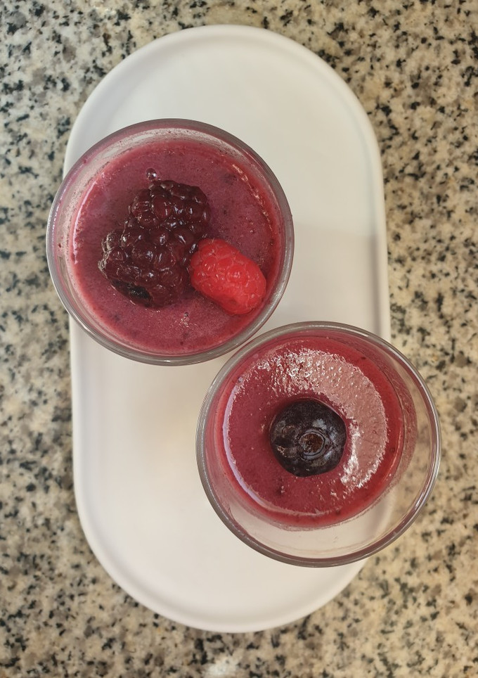 Una foto de Flan de arándanos y moras con agar agar🍨