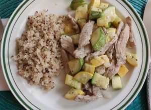 Una foto de Bisteces de puerco con calabacitas, fácil y rápida