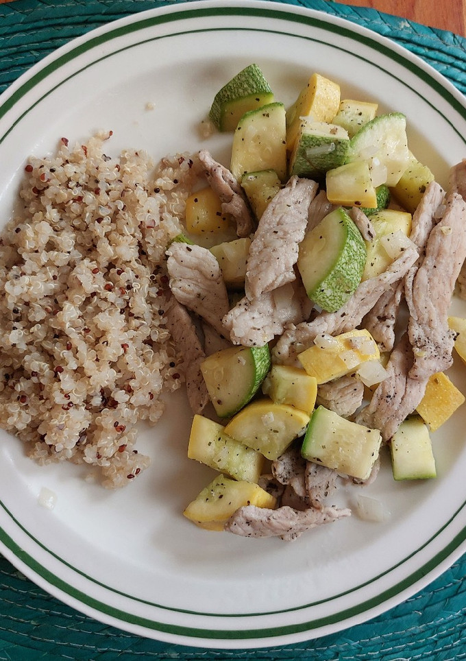 Una foto de Bisteces de puerco con calabacitas, fácil y rápida