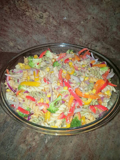 Una foto de Ensalada de pasta con atún y vegetales