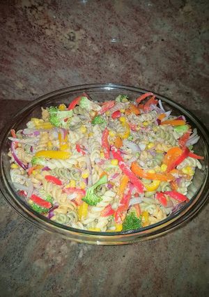 Una foto de Ensalada de pasta con atún y vegetales