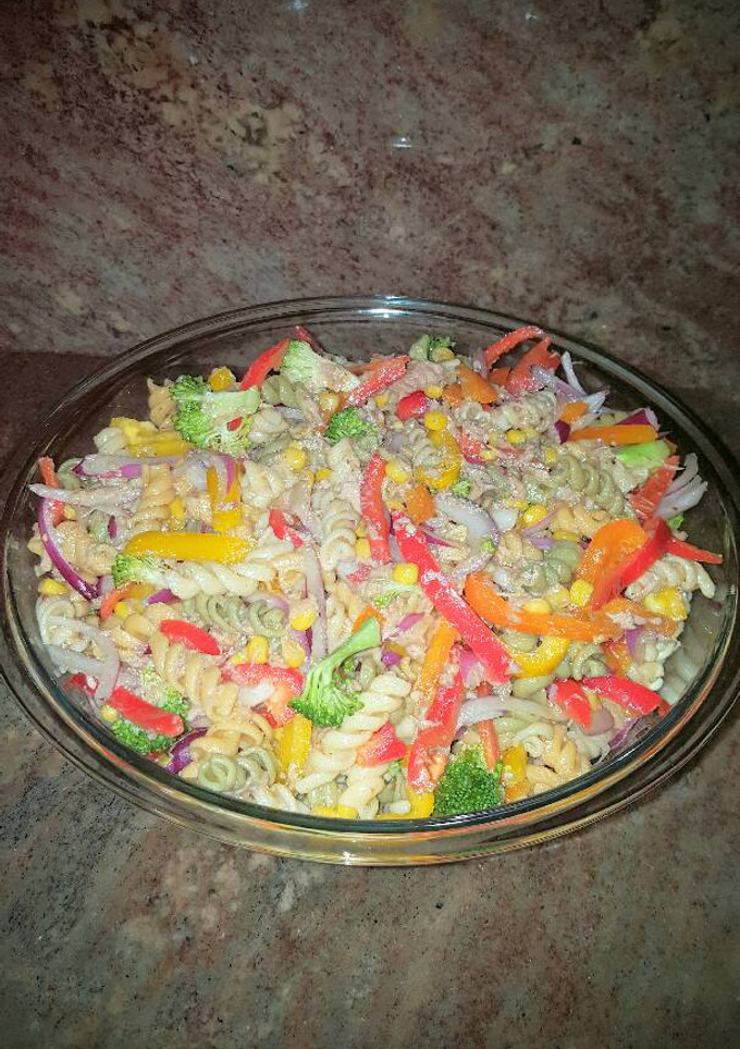 Una foto de Ensalada de pasta con atún y vegetales