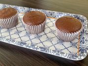 Una foto de muffins de betabel