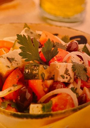 Una foto de Ensalada Griega y Salsa Griega Aliño