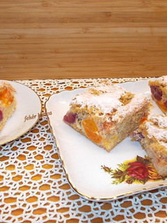 Mandulás piskóta sárgabarackkal & cseresznyével recept fotója