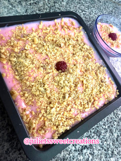 Una foto de Tarta de galletas con pudding de frambuesa 🍪🍰