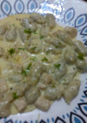Una foto de Ñoquis de Papas y Brócoli en Salsa Alfredo con pollo. Delicioso!