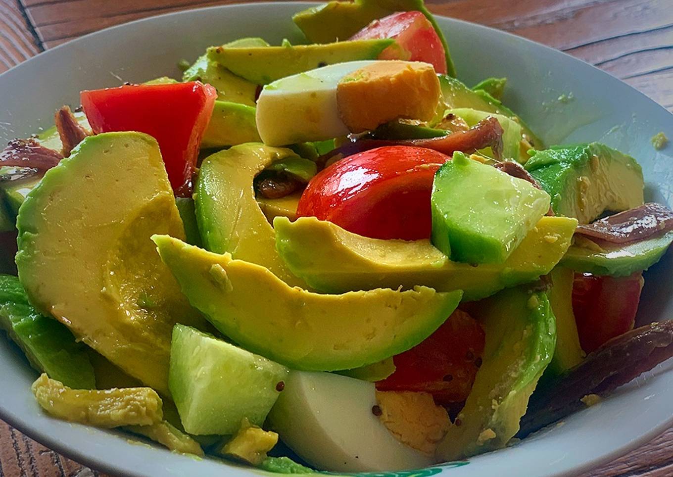 Ensalada de aguacate, tomate, pepino y anchoas
