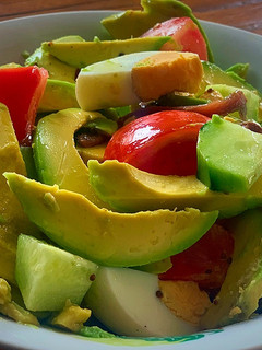 Una foto de Ensalada de aguacate, tomate, pepino y anchoas