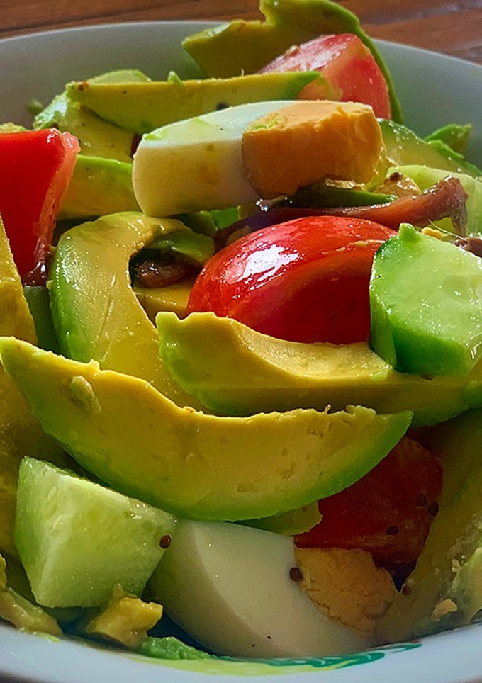Una foto de Ensalada de aguacate, tomate, pepino y anchoas