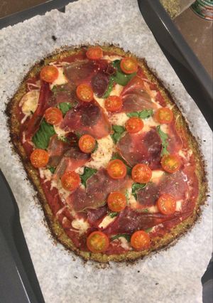 Una foto de Pizza con base de brócoli