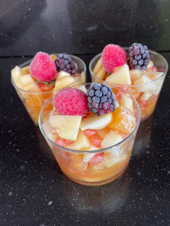 Una foto de Vasitos de fruta con zumo natural de naranja y copita de cava 🥂