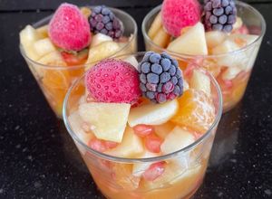 Foto principal de Vasitos de fruta con zumo natural de naranja y copita de cava 🥂