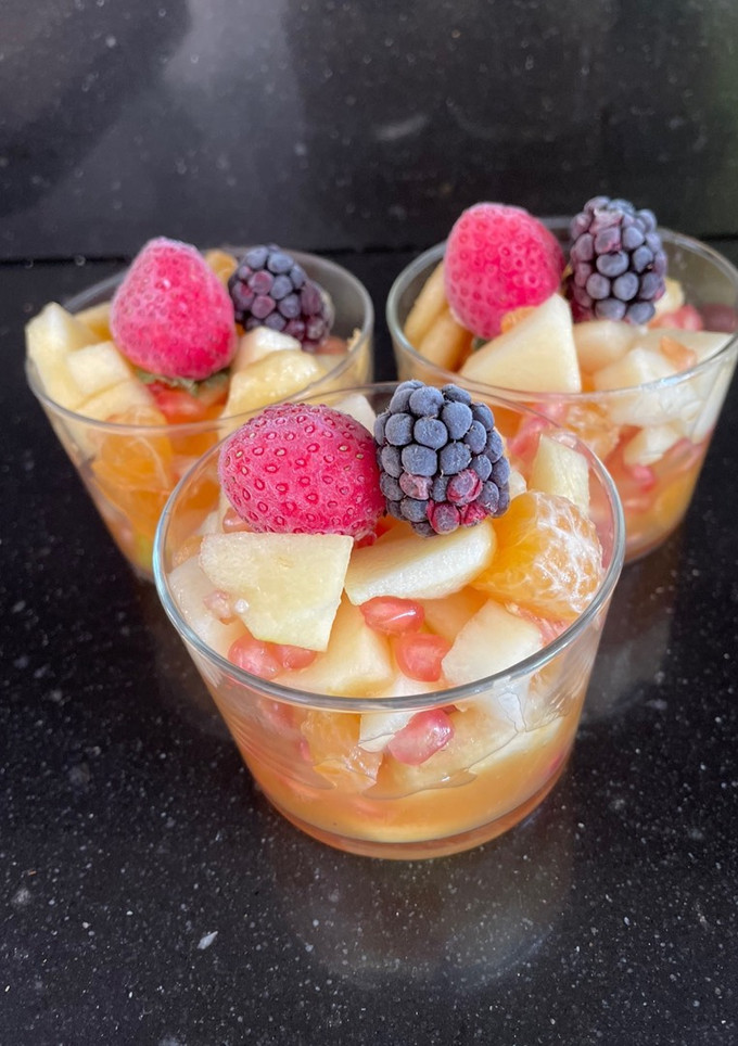 Una foto de Vasitos de fruta con zumo natural de naranja y copita de cava 🥂