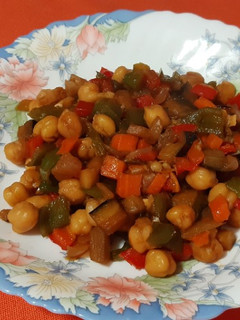 Una foto de Garbanzos cocidos picantes con salsa de soja y verduras variadas