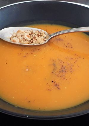 Une photo de Velouté de butternut et patate douce aux épices