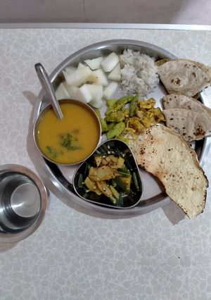 રોટલી, ભીંડાબટેટા નુ શાક, મગ   નીછડી  દાળ, લીલા મરચાના ભજીયા, 🌶માંડવી ના ભજીયા🌶, ભાત, અડદ નો પાપડ, રેસીપી મુખ્ય ફોટો