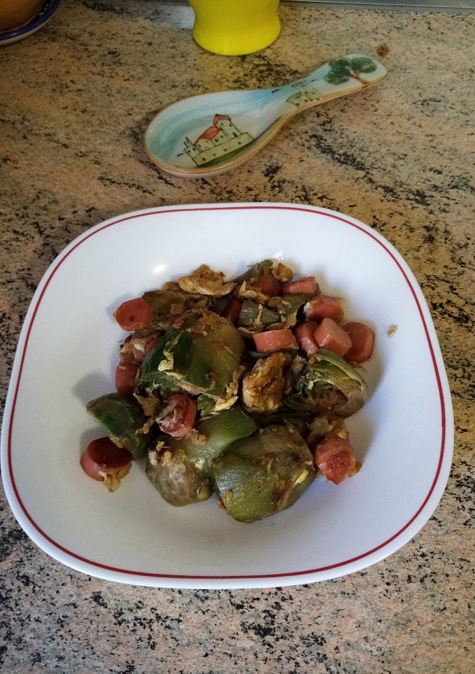 Una foto de Alcachofas salteadas con salchichas