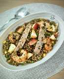 Ensalada de lentejas con manzana y gambones