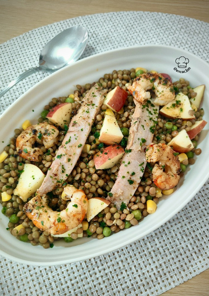 Una foto de Ensalada de lentejas con manzana y gambones