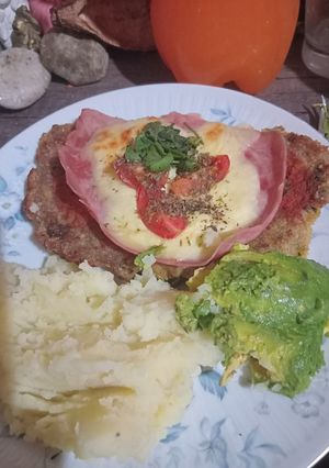 Una foto de Milanesa de Carne a la Napolitana con Puré y Palta