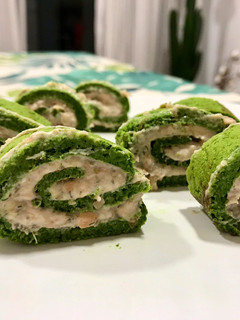 Una foto de Rolls de espinacas y salmón