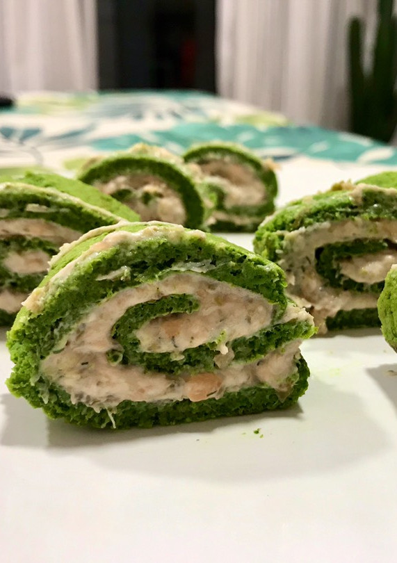 Una foto de Rolls de espinacas y salmón