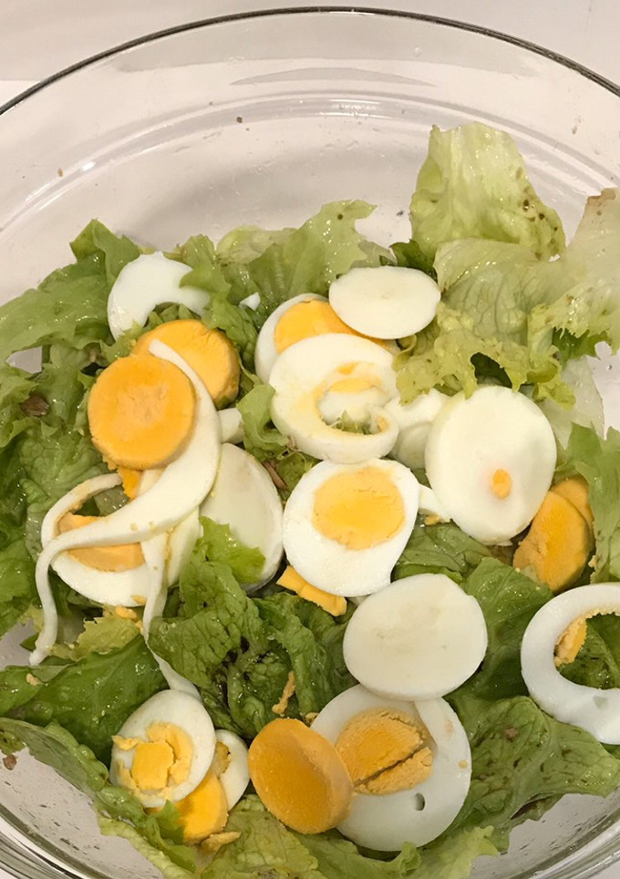 Una foto de Ensalada de lechuga crispilla con huevo duro y bonito del norte