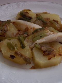 Una foto de Filetes de merluza con patatas de vicio