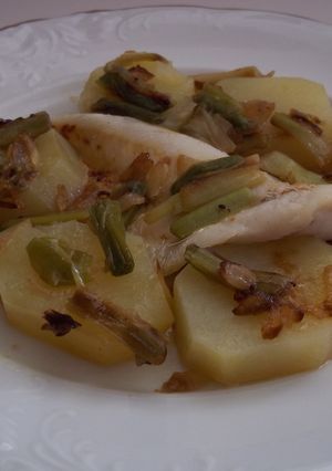 Una foto de Filetes de merluza con patatas de vicio