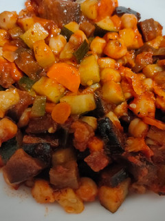 Una foto de Garbanzos con berenjena y calabacín