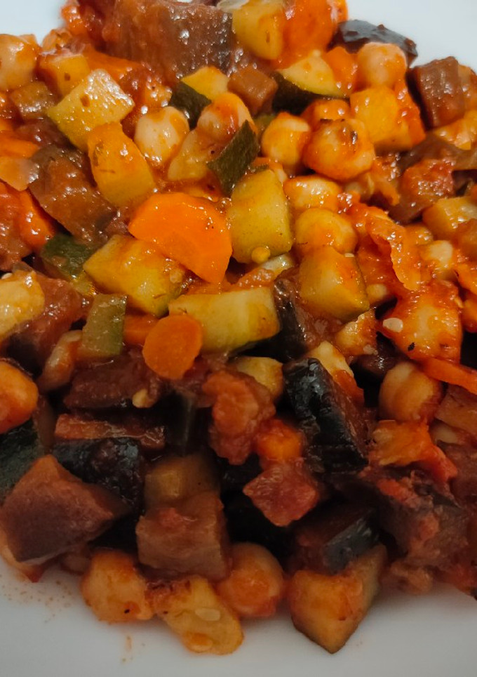 Una foto de Garbanzos con berenjena y calabacín