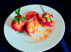 Una foto de Piernas de pollo en salsa de naranja, ratatouille y papa pera