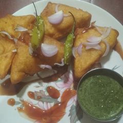 A picture of Stuffed Bread Pakora.