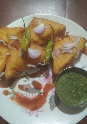 A picture of Stuffed Bread Pakora.