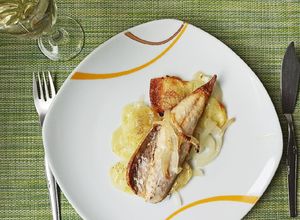 Foto principal de Verdel al horno con guarnición de patata panadera y cebolla