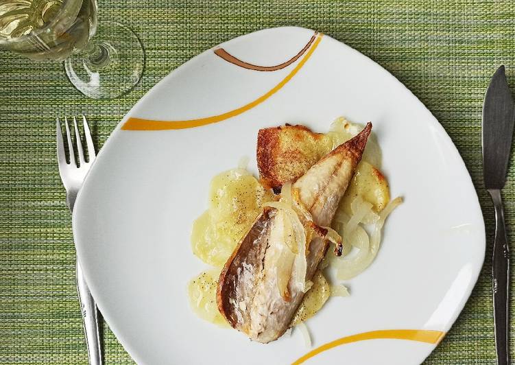 Verdel al horno con guarnición de patata panadera y cebolla