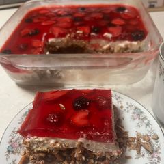 A picture of Bananaberry Pretzel Salad.