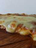 Pizza Muzzarella rellena de jamón y queso