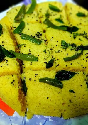 बेसन का ढोकला(besan ka dhokla recipe in hindi) रेसिपी मुख्य फोटो