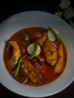 আলু বেগুন দিয়ে ইলিশ মাছের ঝোল (Aloo begun diye illish macher jhol recipe in Bengali) রেসিপির প্রধান ছবি