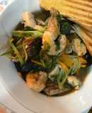 Caldo de mejillones y camarones
