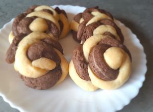 Una foto de Galletitas de aceite bicolores