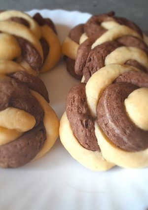 Una foto de Galletitas de aceite bicolores